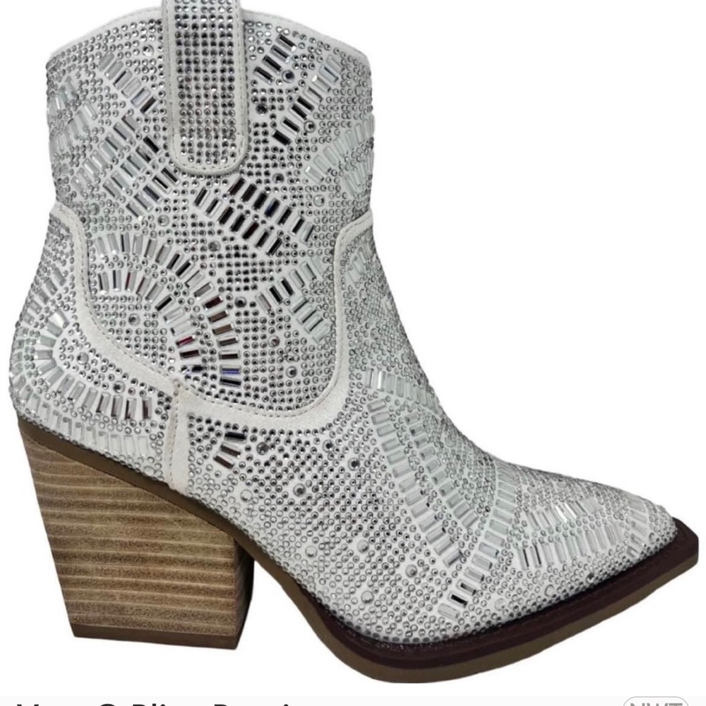 Size 9 Very G boots!   Very good condition! Only worn once for a wedding.